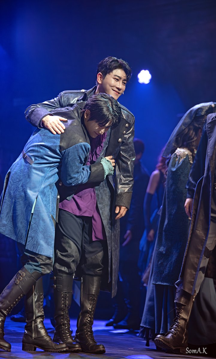 20260412 뮤지컬 로미오와 줄리엣 커튼콜데이
로미오 역_ #우빈 배우님
머큐시오 역_ #박민성 배우님
.
기특동생 등 토닥토닥 형아🥰