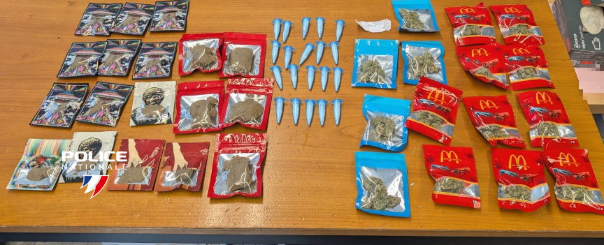 PoliceNat44's tweet image. #Protéger |Nous ne relâchons pas la pression sur les individus qui tentent de maintenir des points de deal dans les quartiers. Ce midi, nos policiers de #SaintHerblain ont mené des fouilles ciblées sur ces sites, permettant la saisie d’herbe, de résine de cannabis &amp;amp; cocaïne.