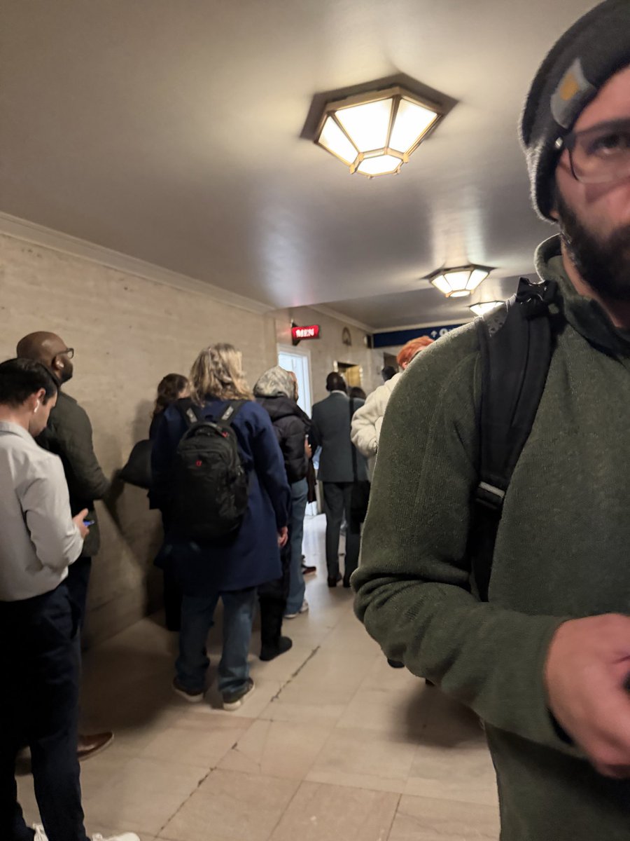 serter76's tweet photo. @AmtrakNECAlerts Shameful https://t.co/Ng48zbmFuD