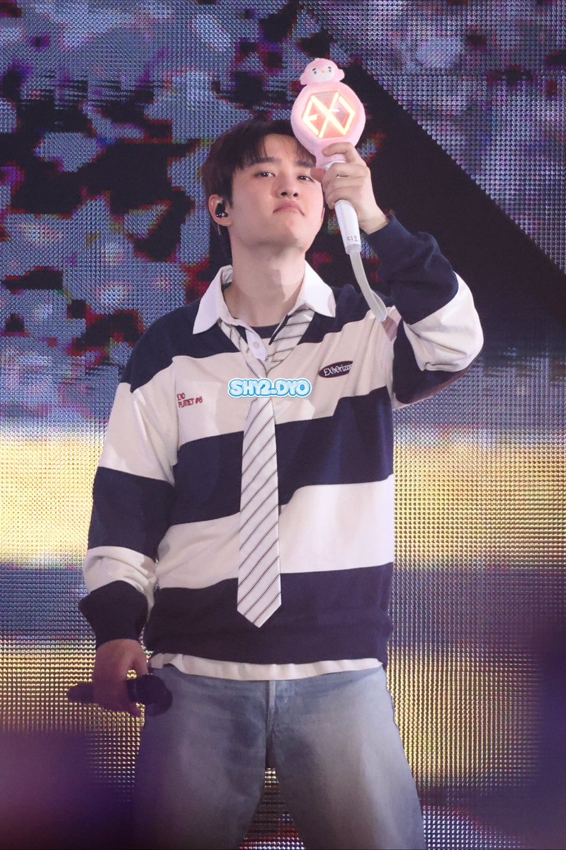 저화질이지만 핑귀니 흔드는 도경수 넘 귀엽자낫