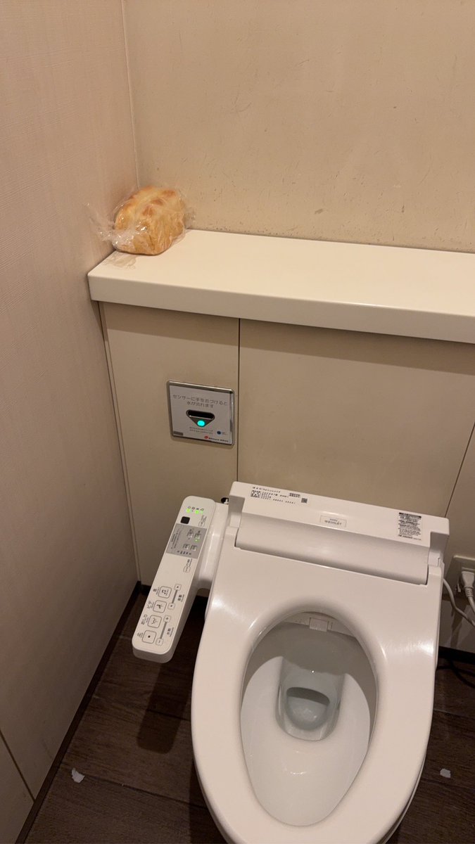 ヒカリエのトイレに食パン置いてったのだれ？