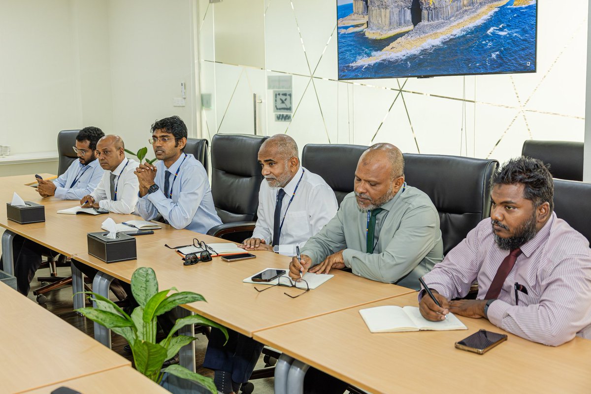 ހުޅުމާލޭގެ ދެވަނަ ފިޔަވަހީގެ ކަރަންޓުގެ ވިއުގަ އިތުރަށް ހަރުދަނާކޮށް، ދިމާވާ މައްސަލަތަކަށް ދާއިމީ ހައްލެއް ހޯދުމަށްޓަކައި އެޗްޑީސީގެ އިސްވެރިންނާއި، މި ކުންފުނިން މިއަދު ވަނީ ބައްދަލުކުރައްވައި މުހިންމު މަޝްވަރާތަކެއް ކުރައްވާފައި. މި ބައްދަލުވުމުގައި މައިގަނޑު ގޮތެއްގައި