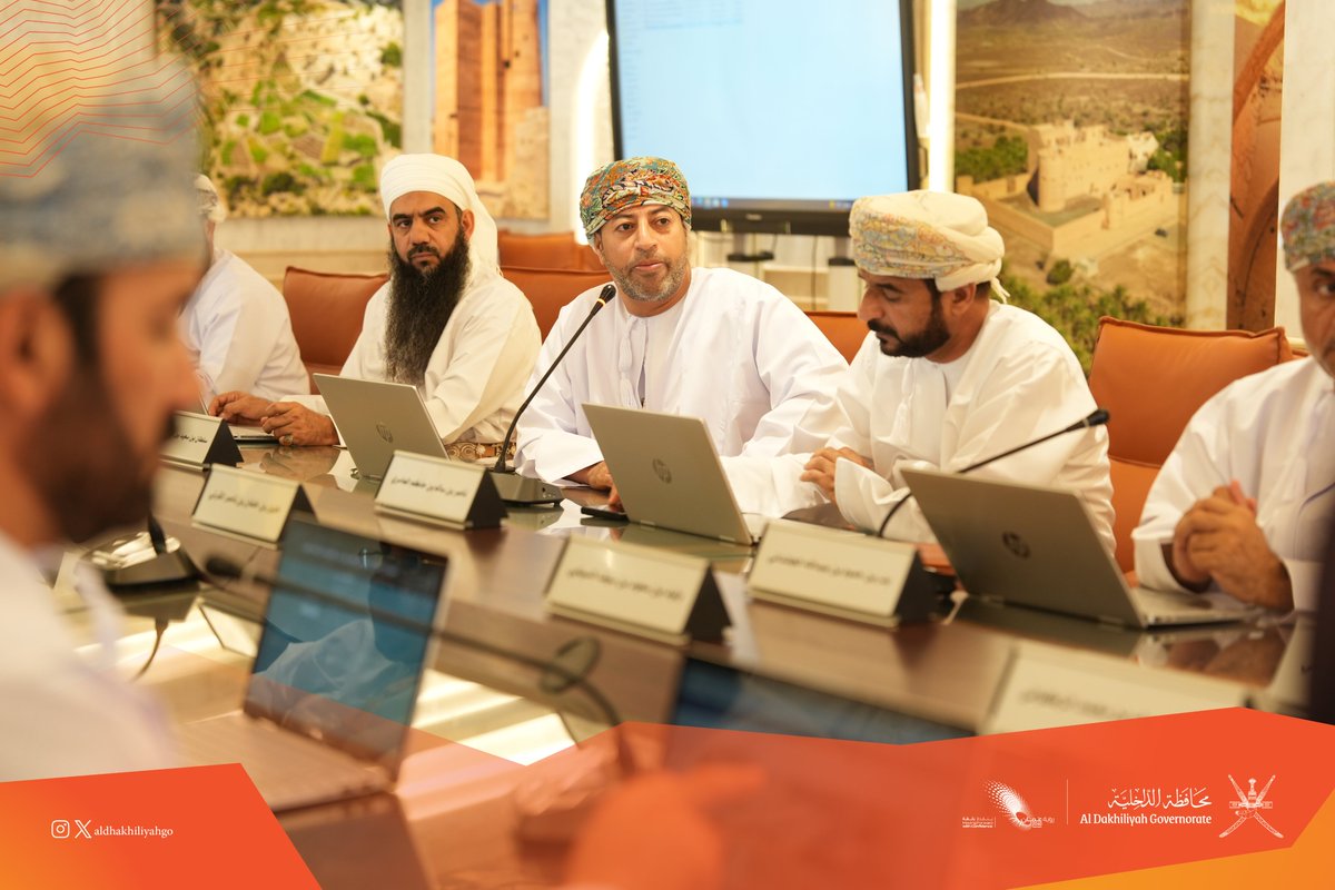 AldhakhiliyahGO's tweet photo. ناقش المجلس البلدي بمحافظة الداخلية خلال اجتماعه الرابع لعام 2026م، في السنة الرابعة من الفترة الثالثة، عددًا من الموضوعات الخدمية والتخطيطية المرتبطة باحتياجات ولايات المحافظة، بما يسهم في دعم مشروعات البنية الأساسية وتعزيز مستوى الخدمات العامة. وترأس الاجتماع ياسر بن فاضل المحاربي نائب رئيس المجلس البلدي، بحضور أعضاء المجلس وممثلي الجهات الحكومية ذات العلاقة.