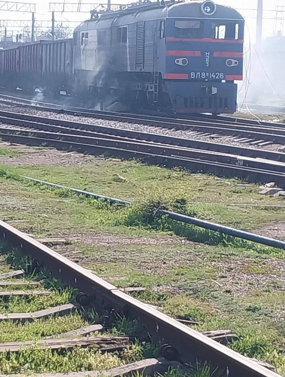 NOELreports's tweet image. Russian forces struck near a freight train in Dnipropetrovsk region, with a separate threat to a passenger train, but both were halted and evacuated in time with no casualties. #Ukraine