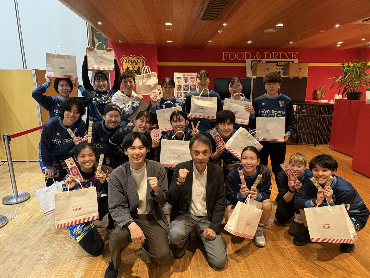 arco_irisKOBE's tweet photo. 先日トレーニング前に六甲バター株式会社さんが激励に来てくださいました🧀✨

なんと…新作商品まで差し入れいただきました！！🙌🔥
ありがとうございます！！

みんなで美味しくいただいて、エネルギーチャージ完了💪
さらにパワーアップして頑張ります⚽️✨

引き続き応援よろしくお願いします！！ https://t.co/nxOFad3pku