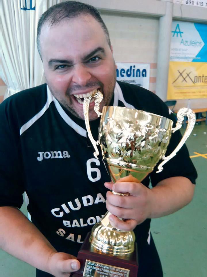 bmsalamanca's tweet photo. 🟠 MUCHAS GRACIAS, CAPITÁN ⚫

Hoy toca despedirnos de nuestro capitán @elpeta6 que no continuará jugando cuando acabe la  Temporada 25-26

Sólo podemos agradecerte por todo lo que haces por el Club Bm Ciudad de Salamanca. Tu compromiso, tu esfuerzo, tu dedicación e implicación https://t.co/RTF4sVaKiX