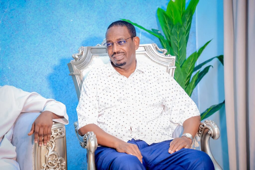 SONNALIVE's tweet image. The Mayor of #Mogadishu H.E. Hassan Mohamed Hussein (Muungaab) hosted #Kenyan MP @FarahMaalimM and his delegation at an official reception in Mogadishu, where discussions focused on #Somalia’s current situation and strengthening regional cooperation in the Horn of Africa and East