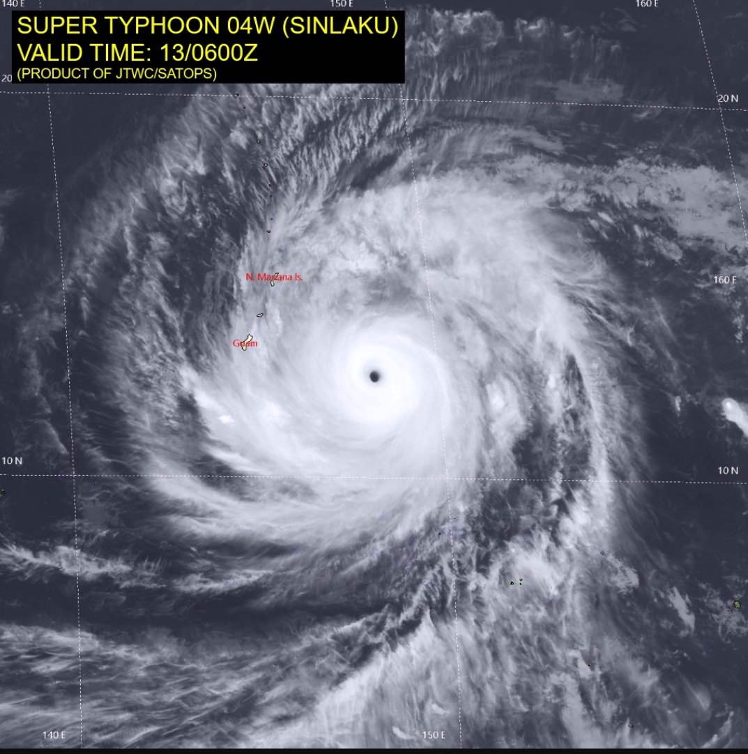mokomoko0168's tweet image. 目の大きさだけでグアムがすっぽり入るわーっ😣大丈夫!?
#台風4号 #SINLAKU #TYPHOON 
アメリカ軍台風情報より