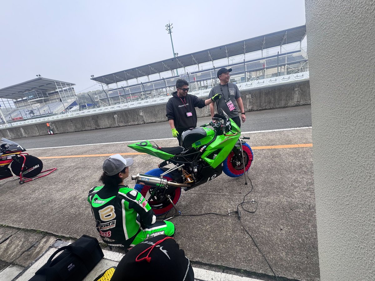 tfhOC8SUO2lot17's tweet photo. 先日の筑波TTお疲れ様でした
前日のウェット路面でまぁまぁなタイムで走れたから調子は良かった？
けど予選では1コーナー、1ヘアでジャダーが出て攻めきれずに8位…
決勝では前走者のクラッシュを避けきれずに転倒リタイアとなりました。班長さん避けきれずに申し訳なかったです… https://t.co/lT2rW3JGM7