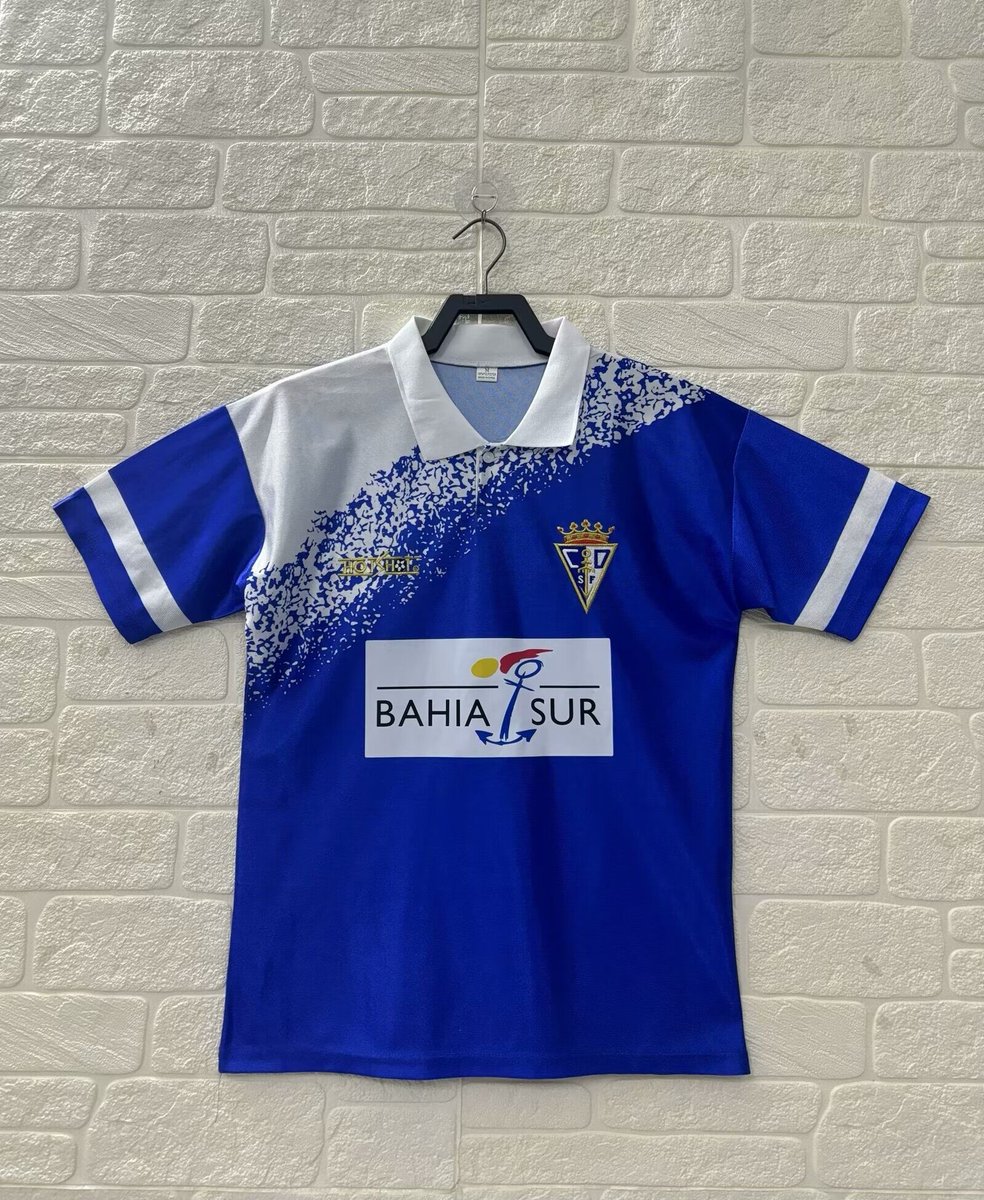 👕 Hubiese sido un puntazo que el <a href="/_CDSanFernando/">CD San Fernando 1940</a>, con motivo de la #LALIGARETRO que se ha disputado esta pasada jornada, hubiese sacado alguna edición limitada de alguna camiseta retro del CD San Fernando.

Por ejemplo, esta camiseta fue lanzada hace poco y tuvo rotundo éxito.