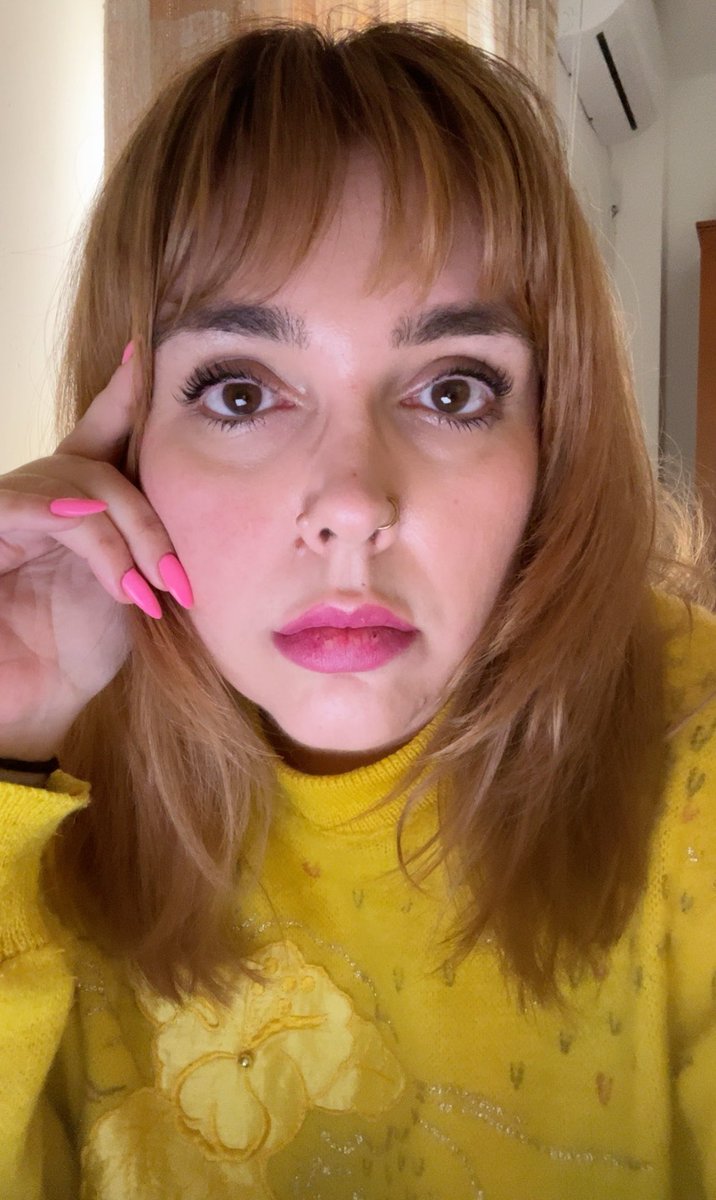 anasagre's tweet photo. Hola, llevo veintiocho horas seguidas sin dormir por culpa de un insomnio sobrevenido de la nada. SOS, necesito tratamiento de ojeras inmediato. El resto puede esperar. https://t.co/K9xrtIMxIM