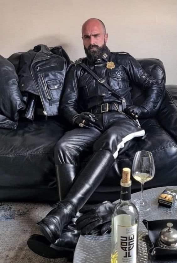 your #leathermaster: lick my boots!!!