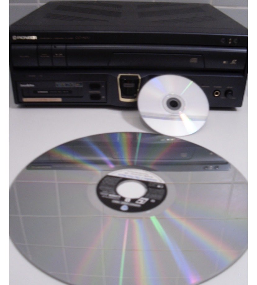 kyenfr's tweet photo. 📼 Retour aux Laserdiscs & VHS
Avant Netflix… on faisait ça 👇
📼 louer une cassette au vidéoclub
Ou on avait un lecteur de Laserdiscs c’était la grande classe!!!
Tu choisissais ton film… sans bande-annonce YouTube 😄
#Nostalgie #VHS #Vintage #laserdiscs https://t.co/lfWPe17teG