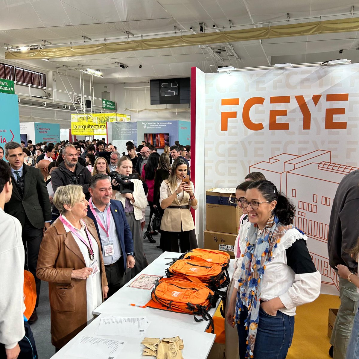 FceyeUs's tweet photo. La Rectora Carmen Vargas visita nuestro stand, muy animado toda la mañana. 
#VivelaUS #SalónFCEYEUS https://t.co/ppMWN29Q4T