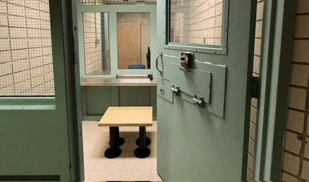 hollyanndoan's tweet image. REPORT: $4 billion federal prison system has a quarter more employees than prisoners in custody, new figures show. Staff @CSC_SCC_en outnumber inmates even with job cuts proposed this year. 
blacklocks.ca/28-more-staff-… #cdnpoli