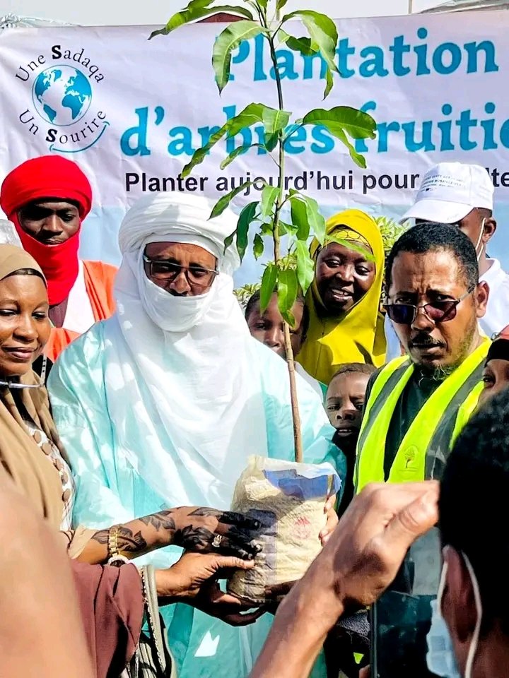 OAlfakey's tweet photo. Nous étions aux côtés des jeunes de l’initiative Pour l’arbre hier à Maradi pour la plantation de cent plants d’arbres fruitiers. https://t.co/BXGw2y2evh
