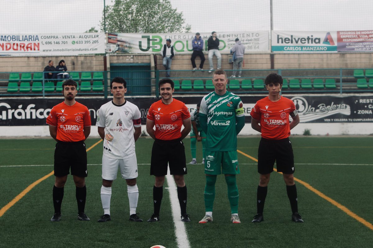 FutbolArbitros's tweet photo. 🏆  #3RFEF 

⚽️ @MORALO_CP 🆚 @CCalamonte 

⚖️ Árbitros de la delegación de Cáceres

📸 @CCalamonte https://t.co/vgWyI2eeA5