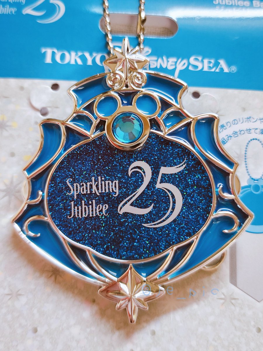 je_pic's tweet photo. ジュビリーバッジ大変かわいくて良きなのですが、裏面の丸カンがついてるとこ2か所に線の跡があるのは仕様？
なお、表面はとてもかわいい(2回目) https://t.co/3WjhsNZSm9