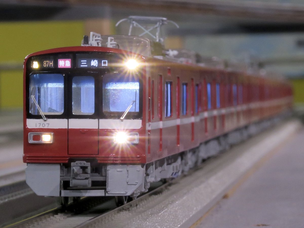 yukichan1503's tweet image. カツミ 京急1707編成完成しました😈
基本的にはキット素組みですが、ヘッドマーク掛けの追加、誘導無線アンテナ・台車・VVVFは社外品に交換。
クーラーはメッキ加工で素材感を出しています！
引き続きハングリードッグ1801編成を仕上げて12連を仕上げます😇