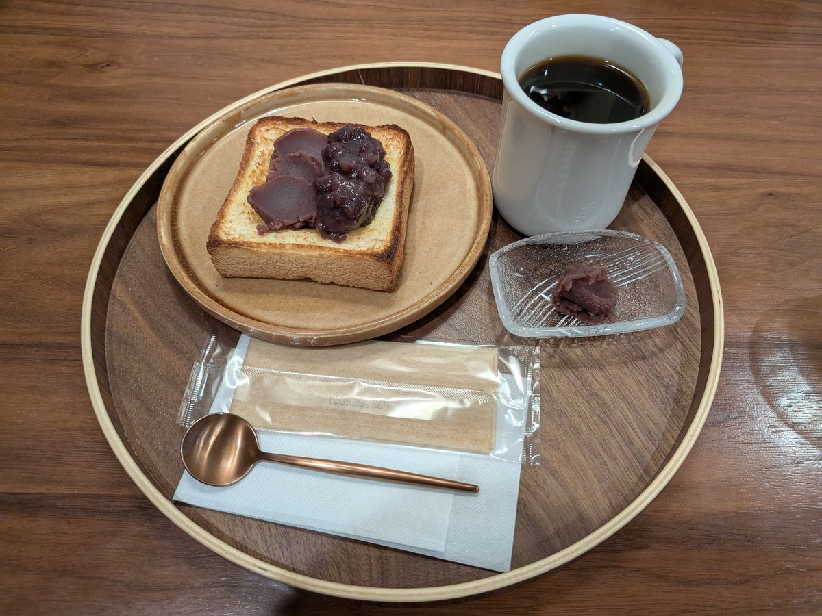 あいがけとあんこコーヒーの組み合わせをついついたのんでしまいます。コーヒーに粒あん入ってますが、別添えのあんこはコーヒーに溶かすの？それともロシアンティーのようにするの？聞きそびれて今に至ります。