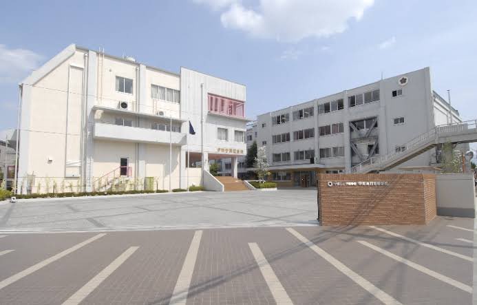 chumriap1's tweet photo. 4月1日から山梨県の私立甲斐清和高校に勤務しています。

今日は初めての部活動。
演劇部顧問になりました。
300席のホールがあって、ここで活動しています。明日からこの1週間はミーティングが続く予定。今年度の目標や活動方針を決めていきます。 https://t.co/v2l0RWgq8W
