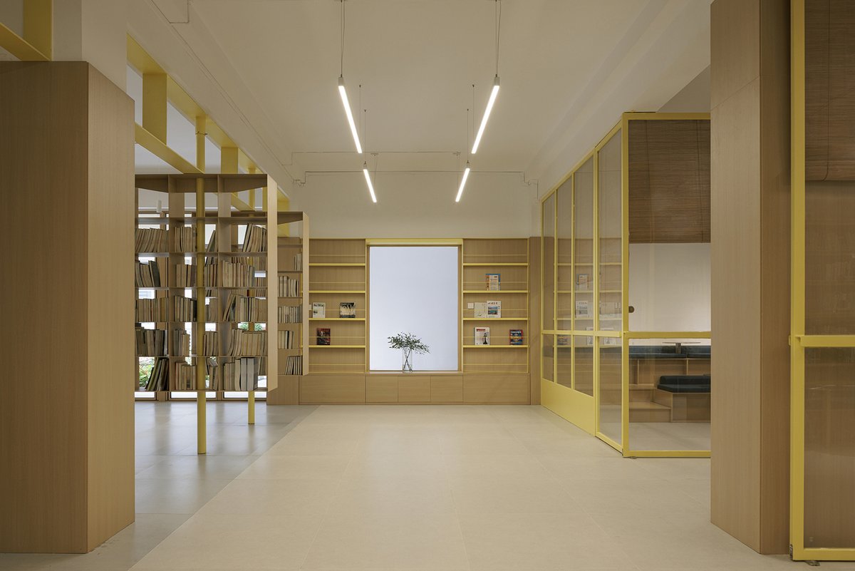 lopedetoledo's tweet photo. Estructura metálica y madera para dividir sin cerrar.

La rehabilitación de esta biblioteca escolar en China consigue que 379 m² cambien de uso varias veces al día sin mover un solo tabique.

Transparencia como herramienta de flexibilidad. https://t.co/ssxiNRJI9t