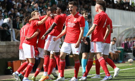 Neste dia, há 4 anos...

O Benfica goleava o Sporting em Alcochete por 0-4 (Pedro Santos 29' 59', Diego Moreira 57' 90') nos Quartos-de-final da Youth League 21/22. O jogo fica marcado pela frande exibição de Diego Moreira, que participou nos 4 golos com 2 golos e 2 assistências.