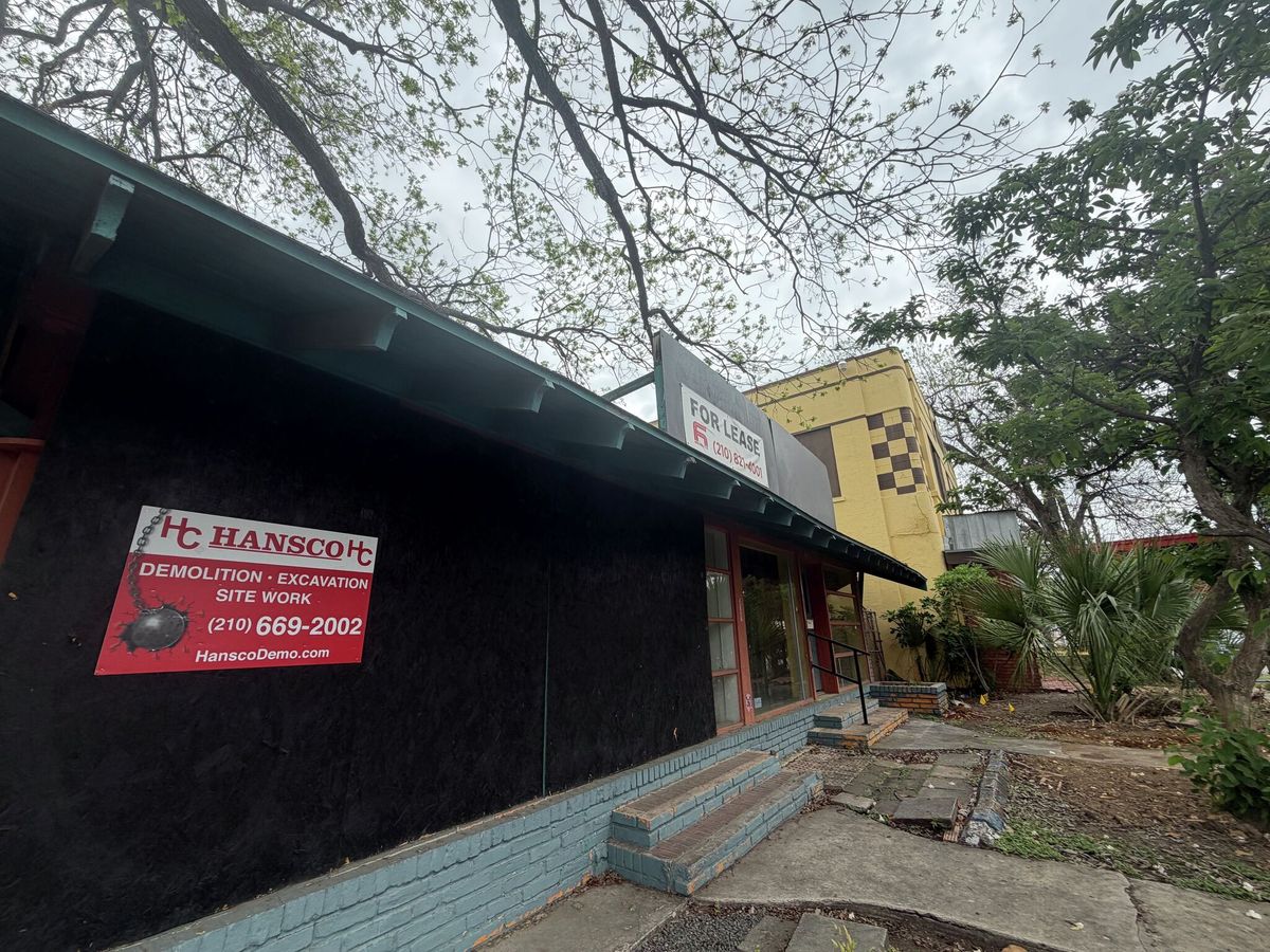 mySA's tweet photo. Beloved, 55-year-old bookstore being torn down on Broadway

The developer owns at least a dozen properties in that small stretch of Broadway near Brackenridge Park.

Read more 🔗 https://t.co/go4bZ3vPAx https://t.co/iOxvVJNQAG