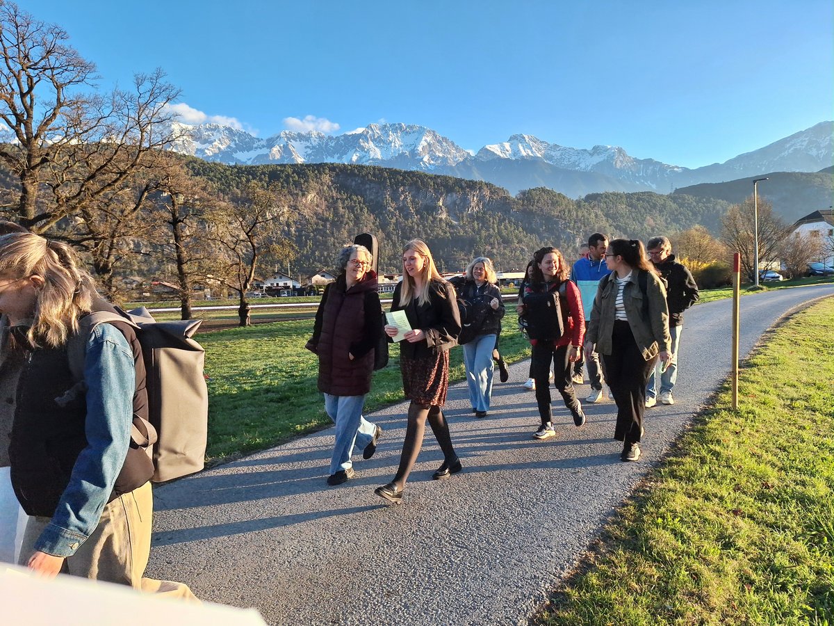 Beim „Emmausgang“ dem inneren Feuer nachspüren: Studierende und Lehrende der KPH Edith Stein unterwegs in Stams dlvr.it/TS10Y3