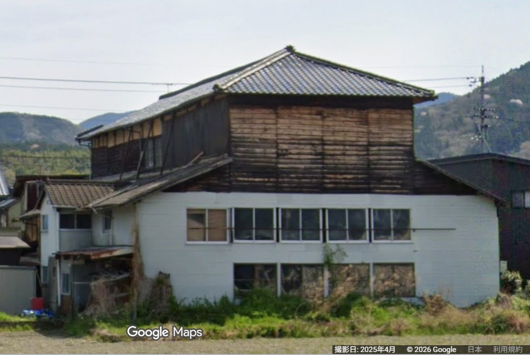 愛媛県喜多郡内子町の映画館「五十崎天神館」（1927年開館-1963年閉館）。木造3階建の個性的な建物が現存。内子町は映画館「旭館」や芝居小屋「内子座」も残っててすごい。
google.com/maps/d/edit?hl…