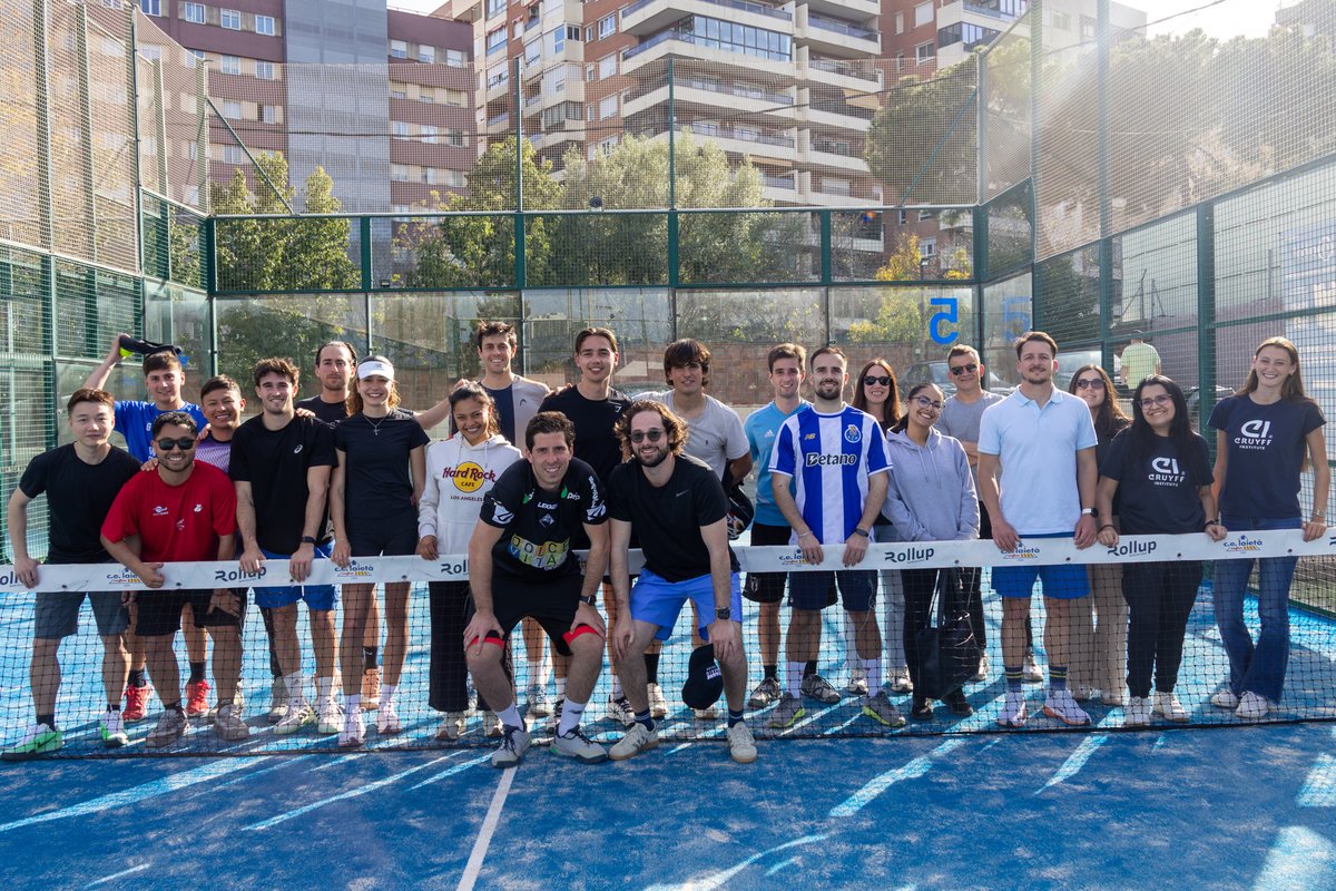 Cruyff_Inst_ES's tweet image. Los y las estudiantes de nuestros programas disfrutaron de una jornada deportiva en el @CELaieta.

¡Organizamos un torneo amistoso de #pádel, para desconectar y disfrutar del deporte con compañeros/as de @CruyffInstitute #Barcelona!

#CruyffEducation #EducatingLeaders