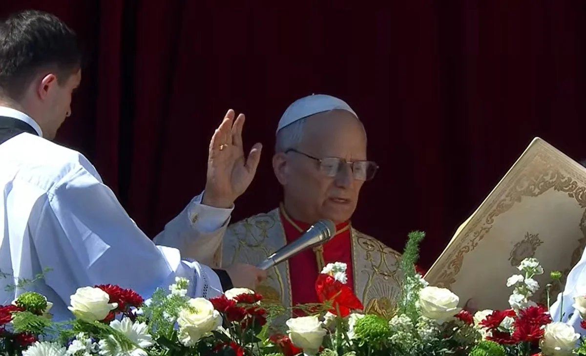 “Estou próximo do povo libanês nestes dias de dor, de medo e de esperança em Deus. O princípio da humanidade, inscrito na consciência de cada pessoa e reconhecido nas leis, implica a obrigação moral de proteger a população civil dos efeitos atrozes da guerra.” (Papa Leão XIV)