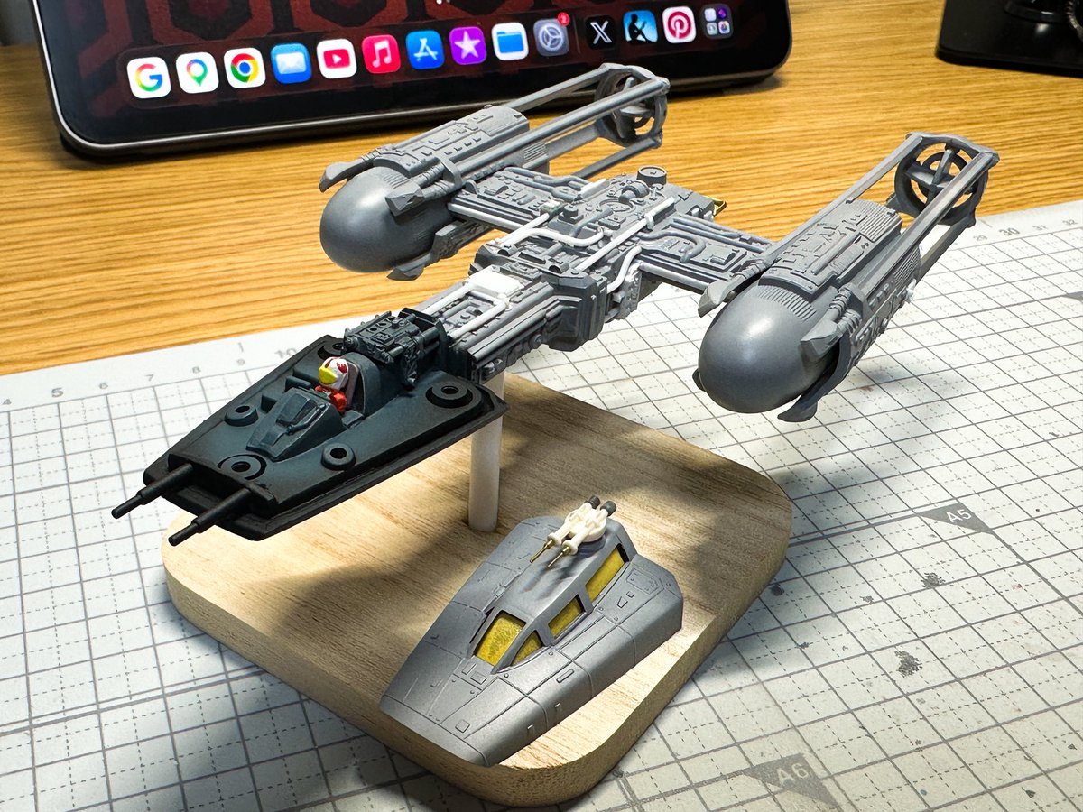 Ani_Kuzunishi's tweet photo. コクピットを塗装。ほぼ見えなくなるので超絶手抜きなのはご愛嬌。
#mpc #YWing #StarWars https://t.co/EYMKsy9qb9