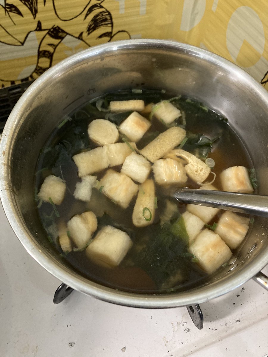 tomoneko_556's tweet photo. なんか久しぶりに、何故か、晩飯作ることになったので🙄

冷蔵庫にあって、賞味期限ヤバいものの詰め合わせw

①しめじ、ベーコン、ホーレン草のバター炒め
②薄揚げ、わかめ、麸の味噌汁
③もも肉と卵焼いたやつに、明太マヨorケチャップかけて食べて

以上です🙄 https://t.co/gUeJ9i6qCy