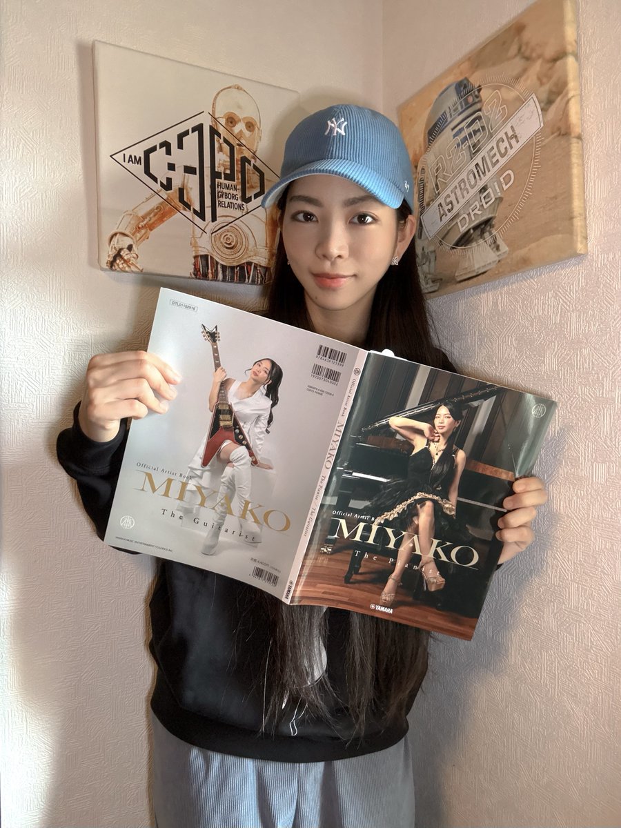 アーティスト本"Miyako" 、またの名"みやぼん"届きましたでしょうかー！？！？🎹🎸
サインありの方はピアノの方の表紙めくったところに大きく書いてます！
ネタバレならない程度に感想教えてもらえたら嬉しいでーす！！！
#LOVEBITES #Miyako