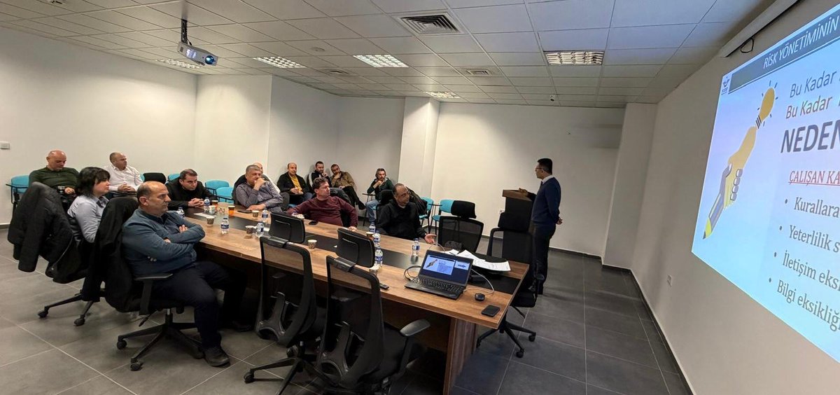 YHTTCDDTAS's tweet image. Kurumsal #EmniyetKültürü’nün oluşturulması, geliştirilmesi, benimsenmesi ve sürdürülebilirliğinin sağlanması amacıyla #YHT Bölge Müdürlüğü’nde Emniyet Yönetim Sistemleri (#EYS) eğitimi gerçekleştirildi.🚄

Eğitim sürecinde; Bölge Müdürümüz Sn. @gungorcihann , Bölge Müdür