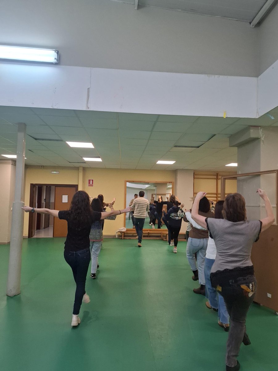 redegueando's tweet photo. Recordade que os xoves nos recreos seguimos coas clases de baile tradicional… e nunca é tarde para anotarse!💙
E lembrade tamén que hai máis propostas!
Pandeireta → martes nos recreos
Grupo de neofalantes → luns nos recreos
Animádevos a participar! https://t.co/7tdiAnA0Cn