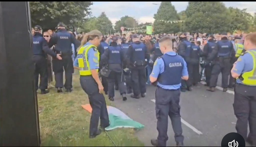 IrelandWarriors's tweet image. Everyone of them that wearing the uniform is now a traitor to our people 

They are beating innocent people who are struggling to live 
 
Trampling our flag and people into the ground 

I’m sick of seeing my people being attacked by these thugs