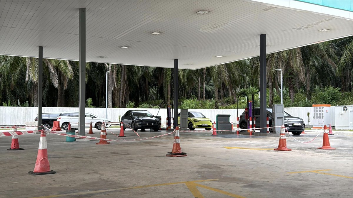 Soya_Cincau's tweet photo. 𝐈𝐟 𝐲𝐨𝐮’𝐫𝐞 𝐧𝐨𝐭 𝐜𝐡𝐚𝐫𝐠𝐢𝐧𝐠, 𝐲𝐨𝐮’𝐫𝐞 𝐡𝐨𝐠𝐠𝐢𝐧𝐠

Public DC chargers, are a shared resource. Just like fuel pumps at petrol station, the EV charging bay is for charging only. 

If you want to spend more time at the location, do move your vehicle so that others can charge. 

Remember, if you’re not charging, you’re hogging. 

In case you missed it, Gentari has introduced idle fees of 40 sen / minute on its network if you do not unplug your vehicle 15 minutes after charging is completed. That’s RM24 per hour for hogging the bay.