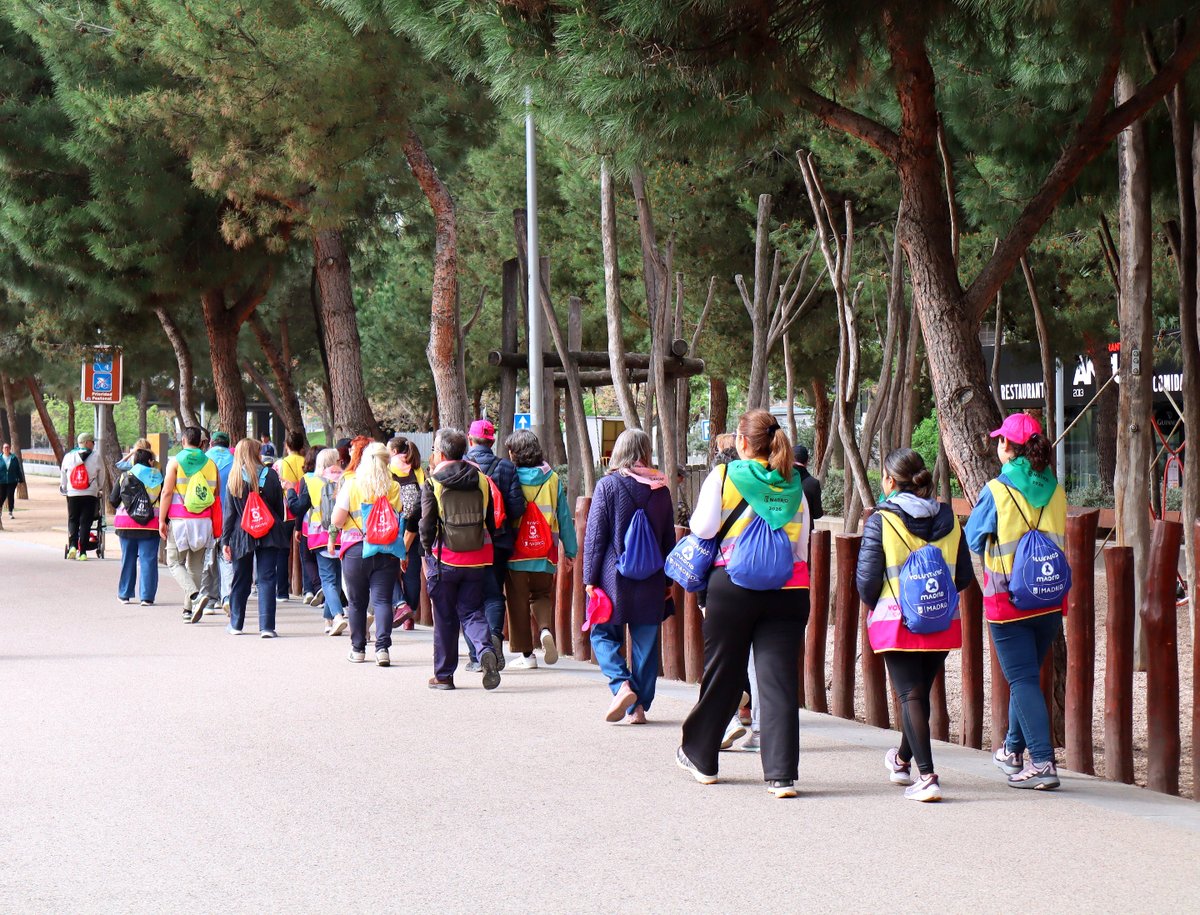 voluntariosxmad's tweet photo. 🚶♀️ Hemos vivido nuestra I Caminata #VoluntariosPorMadrid, un paseo desde Puente de Segovia a #Matadero, donde entregamos los premios del I Concurso de Microrrelatos “Historias que construyen ciudad”.
💙 Una jornada para compartir y dar vida a la ciudad desde la participación. https://t.co/zthbahp4yO