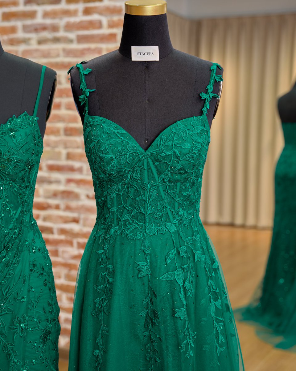 Staceesofficial's tweet image. Are you wearing dark green for prom this year?💚🤔

Dress style: S8948P &amp;amp; S7526P
.
.
.
.
.
.

#stacees #prom #promdresses #princess #darkgreen #applique #prom2026 #sheathdress #slit