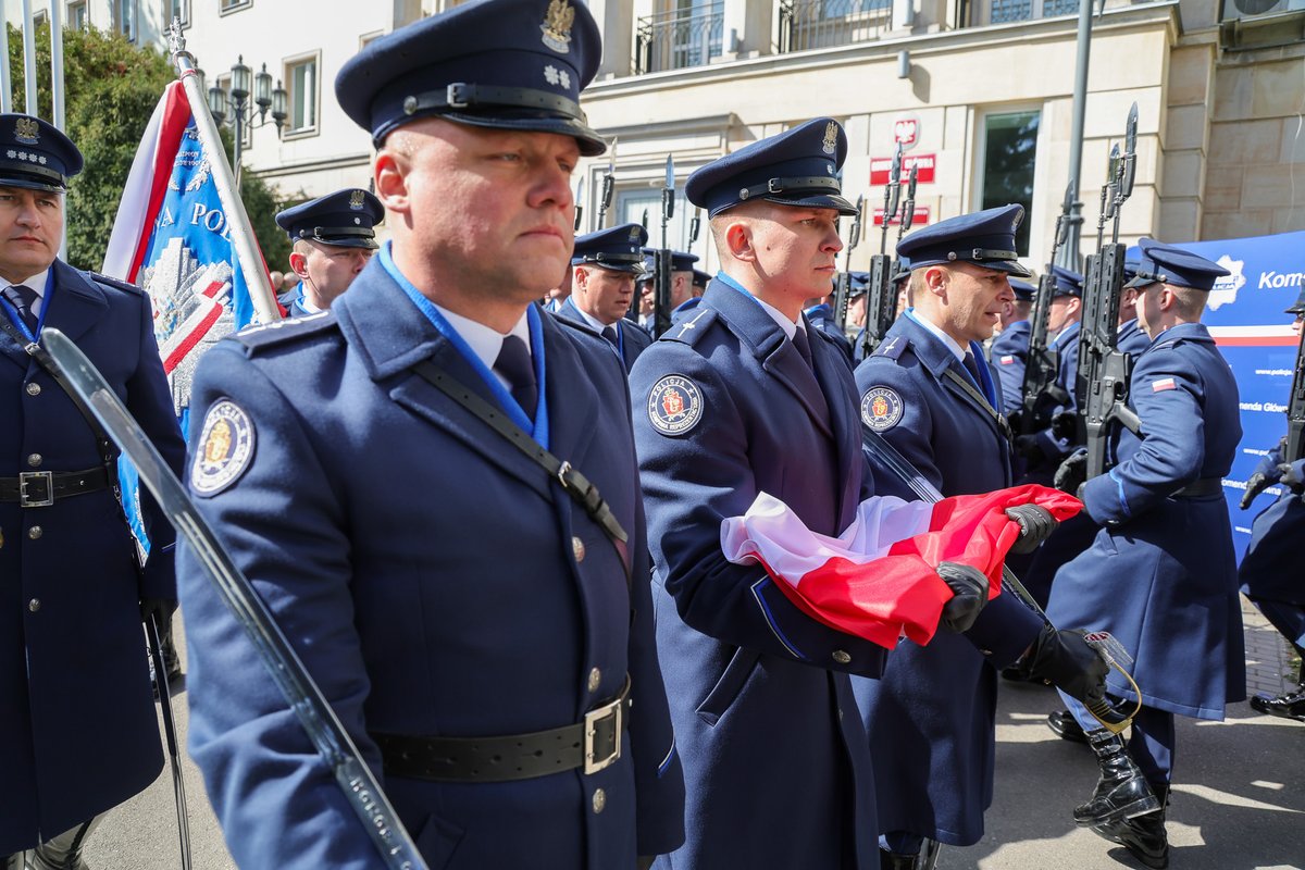 ipngovpl's tweet photo. 🎗️ Reprezentujący #IPN dr Sebastian Pilarski wziął udział w zorganizowanych przez Komendę Główną Policji obchodach „Dnia Pamięci Ofiar Zbrodni Katyńskiej” ku czci pomordowanych funkcjonariuszy Policji Państwowej II RP. https://t.co/r9sQf5CDnn