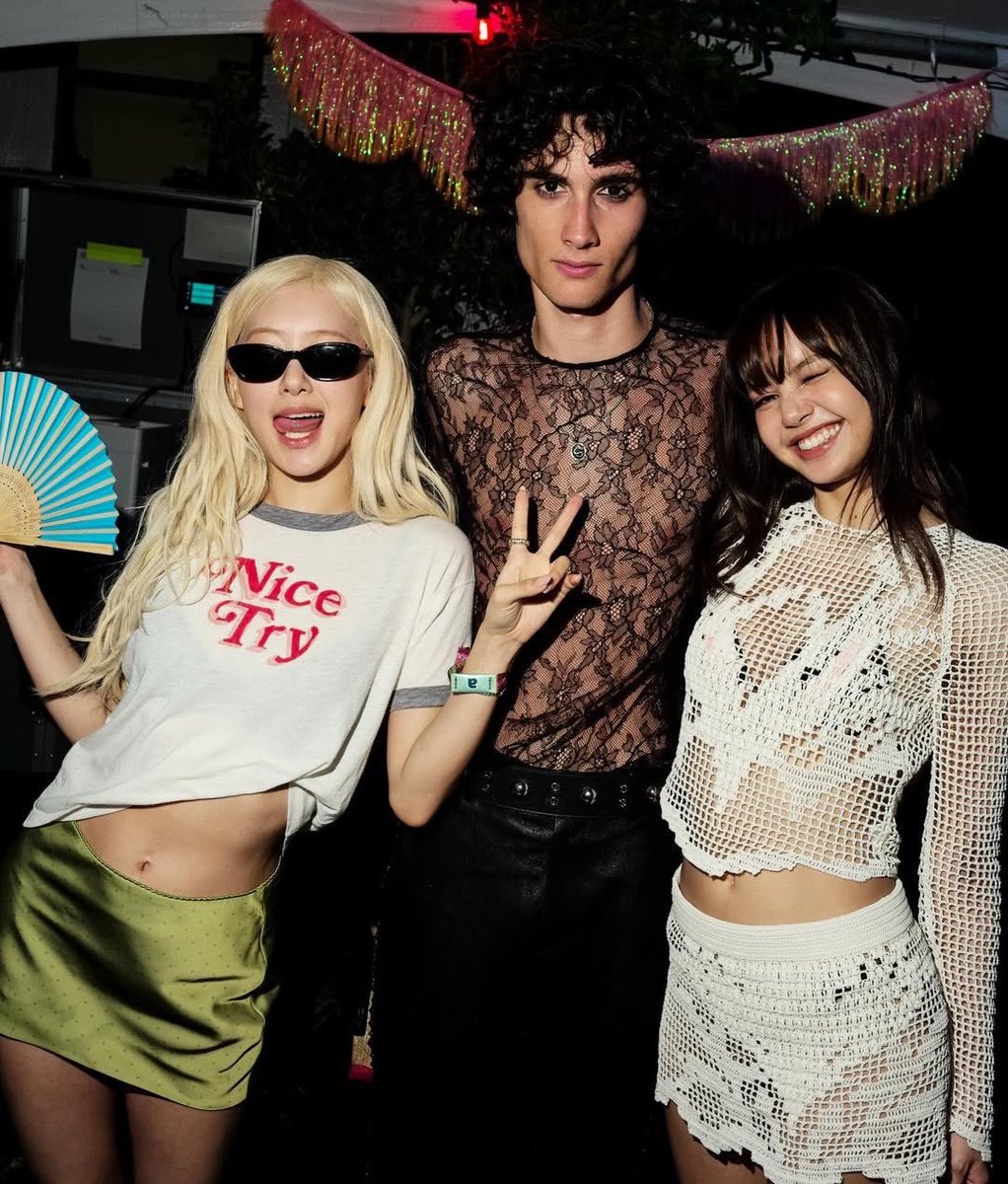 WORLDMUSICAWARD's tweet image. #ROSÉ &amp;amp; #LISA look gorgeous in new pic with #SOMBR after his amazing set at Coachella! 👏🆕📸✨💃💃👨‍🎤🏟️🏜️👑👑👑❤️‍🔥

@Coachella26