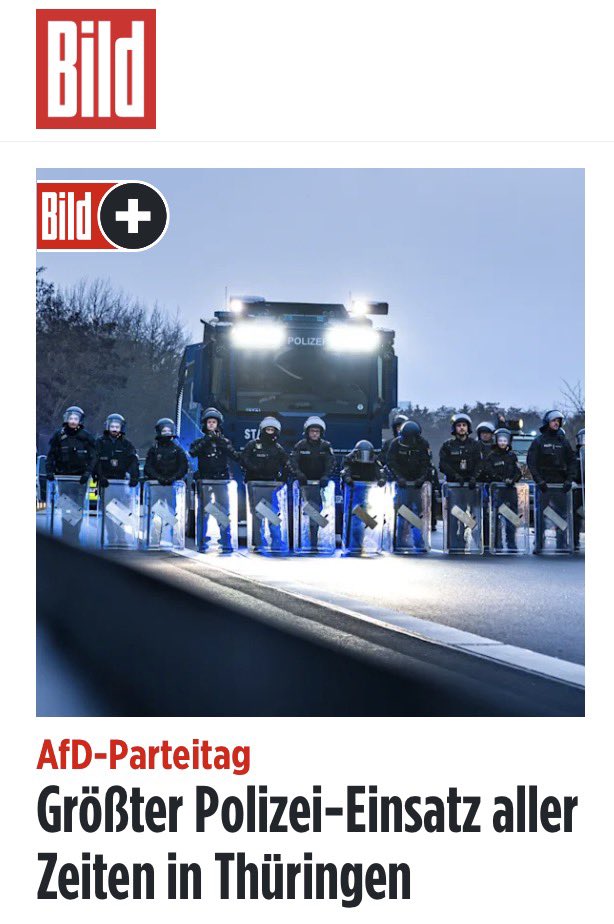 FreifrauvonF's tweet photo. Nur zur Klarstellung: Der größte Polizeieinsatz aller Zeiten ist dort notwendig, um die Mitglieder einer demokratischen Partei vor einem gewalttätigen, grünen, antidemokratischen, linken und linksextremistischem Mob zu schützen. ☝️

Danke für die Aufmerksamkeit! 

#AfDParteitag https://t.co/85HlSX8z25