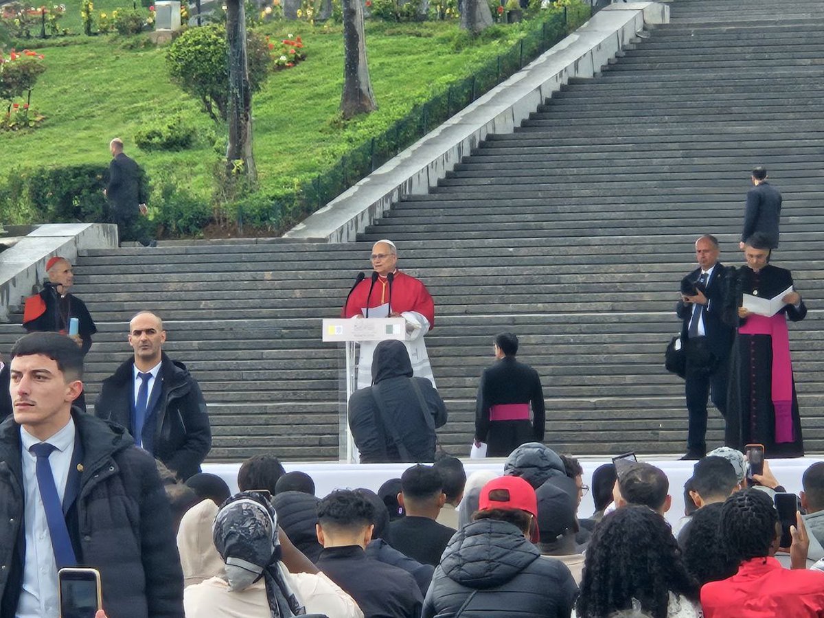 “El futuro pertenece a los hombres y mujeres de paz. Al final la justicia triunfará siempre sobre la injusticia, así como la violencia, más allá de toda apariencia, no tendrá nunca la última palabra”

Primeras palabras de #LeónXIV en #Argelia
#ElPapaenArgelia
