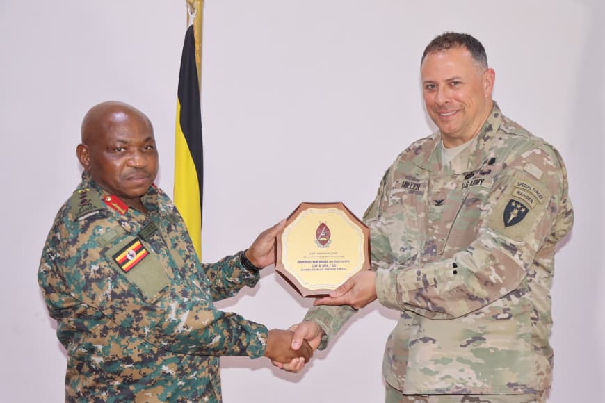 ADFmagazine's tweet image. #Uganda – US Defence ties Strengthened as Gen Bakasumba Hosts US Army War College Delegation - ow.ly/X0jx50YI3Ry via @ChimpReports