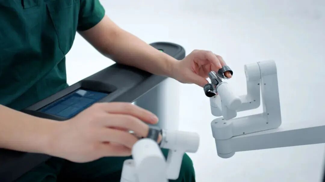 TongluFeel's tweet image. 🤖#Tonglu-made surgical #robot is used in clinical practice again✨620° flexible arm, precise minimally invasive #operation with less bleeding, awesome local tech!👍#TongluTec