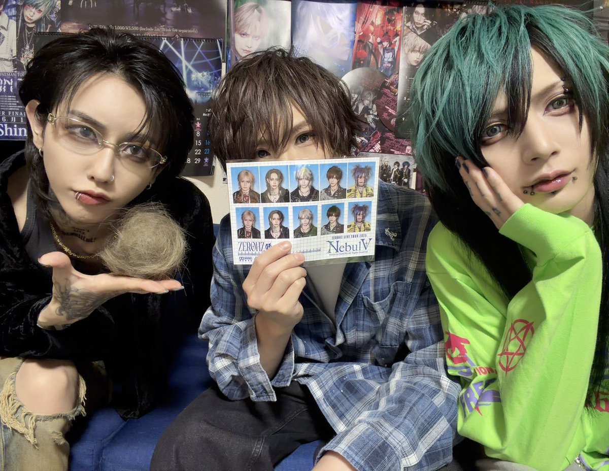 zerohz_leo's tweet photo. 生配信観てくれた皆んなありがとうございます！
りおていかりょうがお疲れ様✊🏻

家で観ながら笑ってたんだけど、普通にりょうが怖過ぎた。
配信終わってから電話で真剣にお話しました。

愛しの3ショットもらったのでお裾分け🖤💜❤️ https://t.co/bAJDzGCJ2x