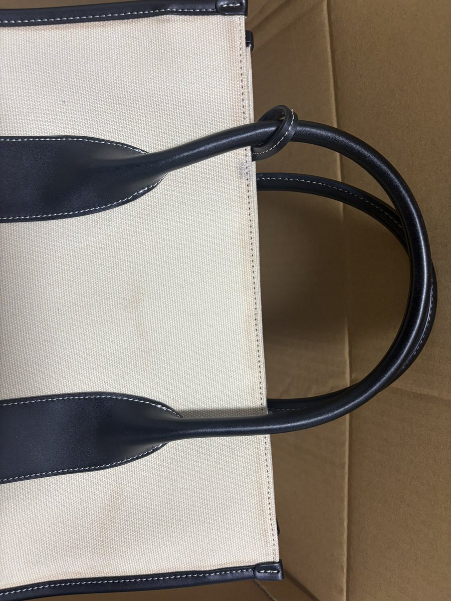 Putih__dream's tweet photo. ZOZOの古着で買ったバッグこれがランクBで目立つ使用感なしなのやばい、シミよごれすっっっごい個人的には傷や汚れありのランクDかせめてCだよ…… https://t.co/AcaF0ZG08v