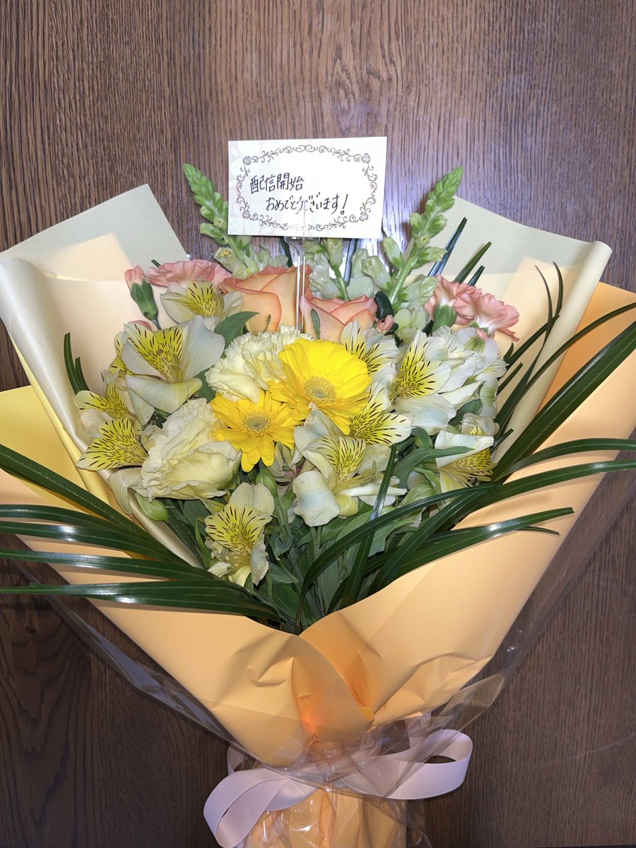 mochidaanko's tweet photo. ファンギルド様からお花を頂きました🌼
ありがとうございます！
とっても綺麗なのに写真の撮り方下手すぎ… https://t.co/6aFqGBUO4A